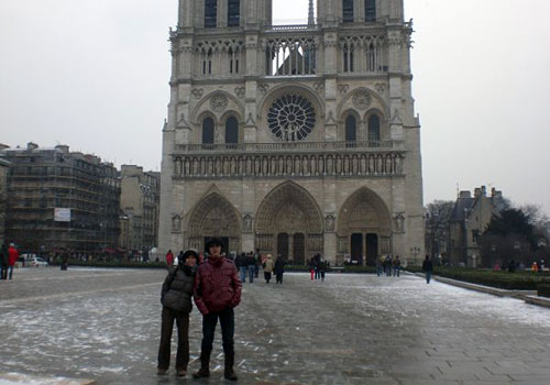 パリのノートルダム寺院の前