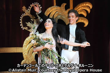 カーテンコールでのタマラ・ロホとセルゲイ・ポルーニン ©Alistair Muir, courtesy the Royal Opera House